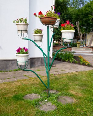 Parkta ağaç şeklinde çiçek standı