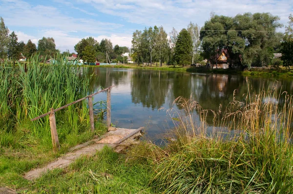 Orta Rusya 'daki göletin yanındaki tahta köprü.