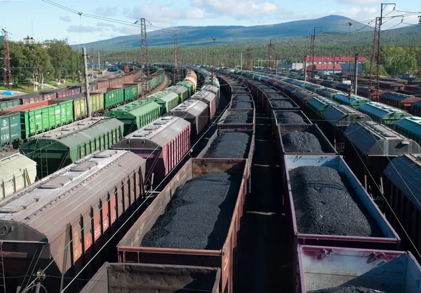 Coches Con Carbón Aceite Estación — Foto de Stock