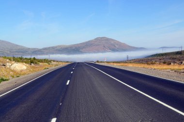 Kola Yarımadası'ndaki Nittis dağına giden yol 