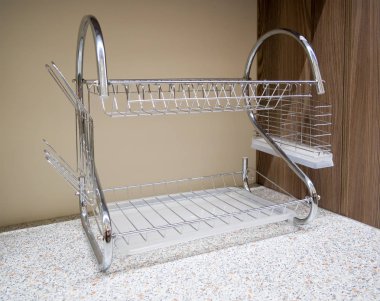 Çanak kurutma makinesi mutfak masasında duruyor