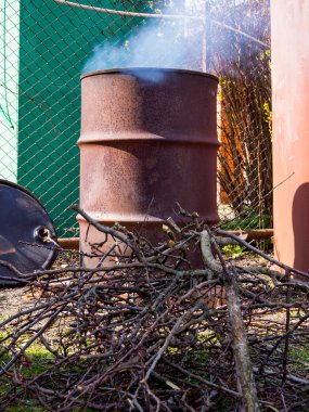 Eski varil, yanan dalları için uyarlanmış