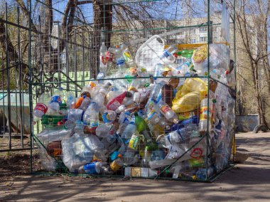 Voronej, Rusya - 26 Nisan 2017: Plastik atıkların toplanması için konteyner