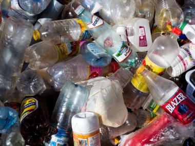 Voronej, Rusya - 26 Nisan 2017: Boş plastik şişeler çöpe atıldı