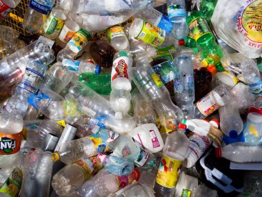 Voronej, Rusya - 26 Nisan 2017: İçecekler için boş plastik şişeler çöpe atılıyor
