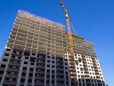Kule vinç Begovaya Caddesi'nde bir konut inşaatı için kullanılır