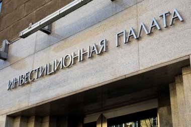 Voronej, Rusya - 27 Nisan 2017: Bina üzerinde broker 