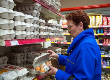 Voronej, Rusya - 27 Nisan 2017: Elinde bir kutu yumurta tutan yaşlı kadın
