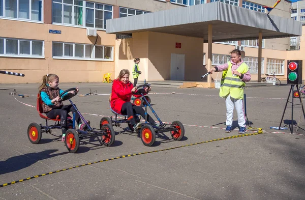 Voronezh Russia April 2017 Schoolchildren Play Site According Rules Road — Stock Photo, Image