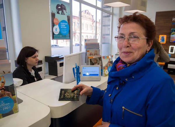 ヴォロネジ ロシア 2017 会社のオフィスのカウンターでパスポートを持つ高齢の女性 ロステレコム — ストック写真
