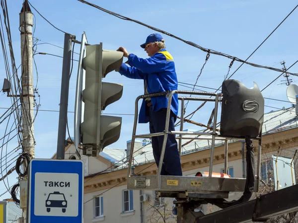 Voronezh Rússia Abril 2017 Empregado Dos Serviços Cidade Serve Semáforo — Fotografia de Stock