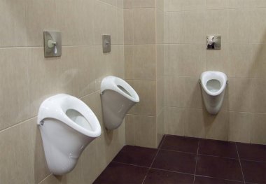 Erkekler tuvaletinde pisuarlar