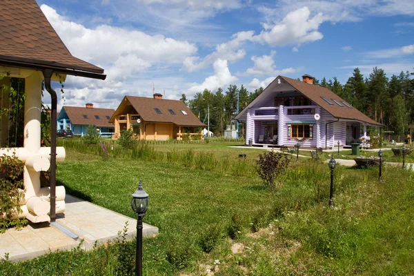 Buntes Holzhaus Auf Dem Land — Stockfoto