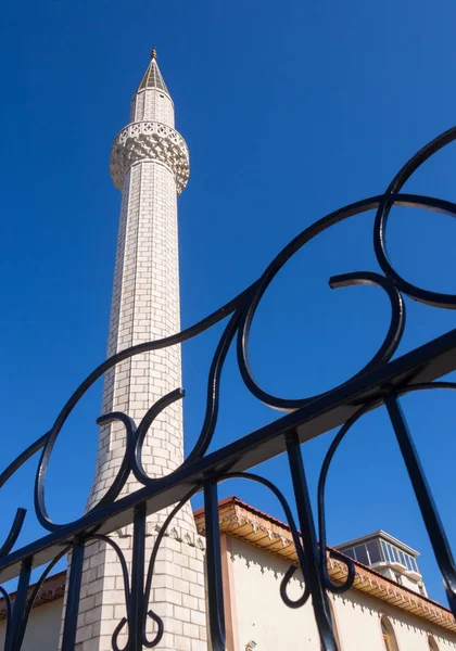 Müslüman camilerin minaresi ve metal dövme çit bir parçası