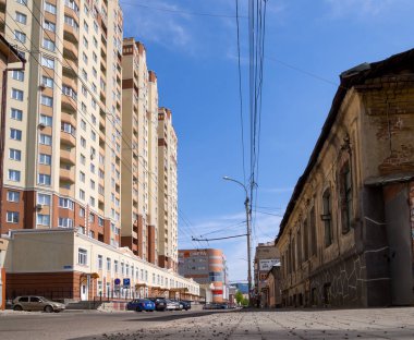 Voronej, Rusya - 01 Mayıs 2017: Mimaride kontrast: Eski binanın mahallesi ve Kukolkin Caddesi'ndeki yeni Lcd 