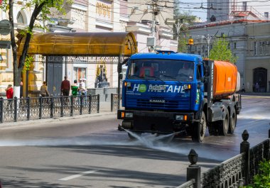Voronej, Rusya - 01 Mayıs 2017: Şehir sokaklarının çamaşır makinesiyle temizlenmesi