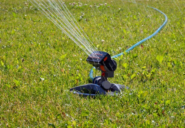 Swinging Watering Installation Stands Lawn City Park — Stock Photo, Image