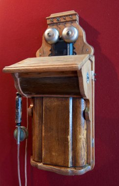 Duvarda asılı eski ahşap telefon