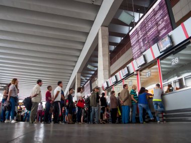 Moskova, Rusya - 15 Haziran 2016: İnsanlar bilet gişesi Kursky tren istasyonunda bilet için sırada bekliyor, Moskova