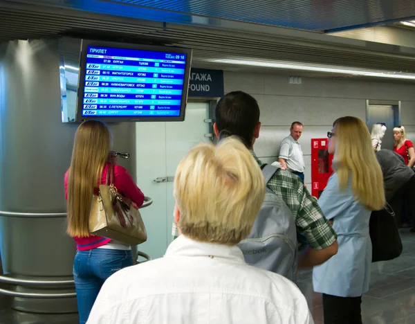 Menschen Auf Dem Flughafen Wnukowo Ankunft Flüge — Stockfoto