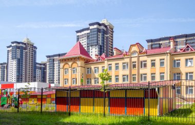 Voronej, Rusya - 27 Haziran 2018: Shishkov Voronej caddesindeki bir konut kompleksinde yeni bir anaokulu inşa sı