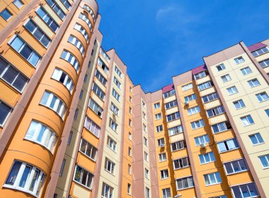 Parlak renklerde yeni bir çok katlı evin parçası