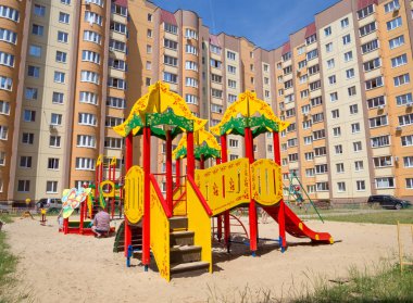 Voronej, Rusya - 27 Haziran 2018: Voronej şehrindeki Şişkov Caddesi'ndeki yeni bir yerleşim kompleksinin avlusında ki oyun alanı