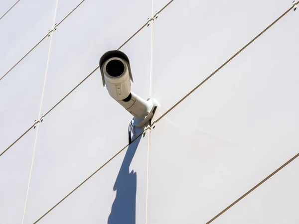 Câmera Vigilância Montada Uma Parede Forrada Com Telhas Cerâmicas — Fotografia de Stock
