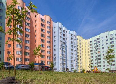 Voronej, Rusya - 27 Haziran 2018: Yeni yüksek katlı konutlar, Shishkov Street, Voronej
