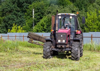 Voronej, Rusya - 05 Temmuz 2018: Traktör tarlada çim biçme işinde