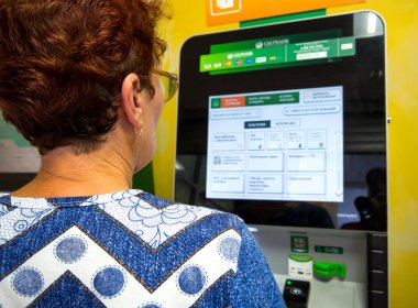 Voronej, Rusya - 14 Temmuz 2018: Self servis terminali kullanılarak fatura ödenmesi