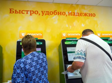Voronej, Rusya - 14 Temmuz 2018: İnsanlar ekspres servis terminallerini kullanarak fatura larını ödüyor.