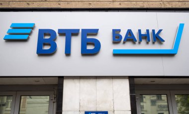 Voronej, Rusya - 17 Temmuz 2018: Yeniden markalamanın sona ermesinden sonra Vtb Bank'ın yeni bir işareti