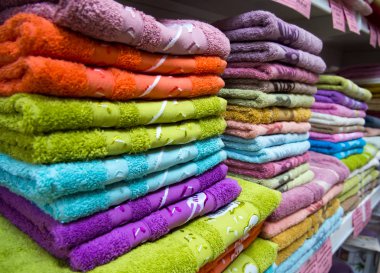 Voronej, Rusya - 14 Temmuz 2018: Dükkan tezgahında havlu yığını