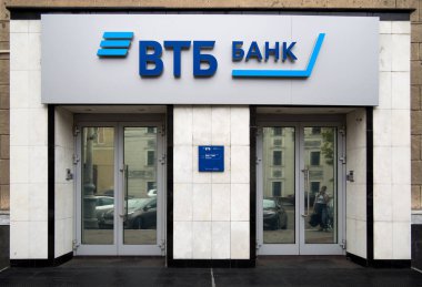 Voronej, Rusya - 17 Temmuz 2018: 2017 yılında rebranding sonrası Vtb Bank ofisi, Pushkinskaya street, Voronej