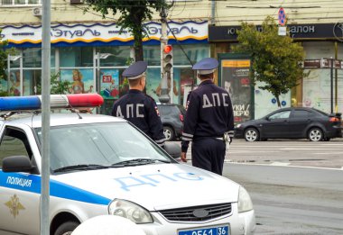 Voronej, Rusya - 17 Temmuz 2018: Mobil Dps istasyonu trafiği kontrol ediyor