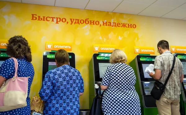 俄罗斯沃罗涅日 2018年7月14日 人们使用俄罗斯Sberbank的快递支付终端 — 图库照片