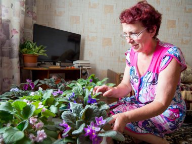 Voronej, Rusya - 24 Haziran 2018: Odada çiçek arayan kadın