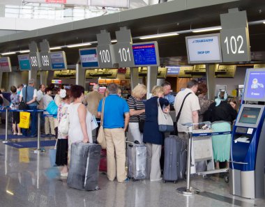 Rezervasyon ofisi Vnukovo Havaalanı'nda insanların kuyruk