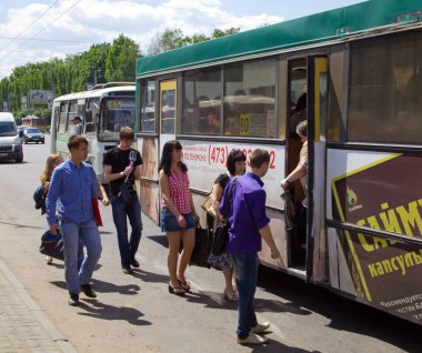Voronej, Rusya - 07 Haziran 2013, Şehir sakinleri otobüs durağında toplu taşıma araçlarına binerler