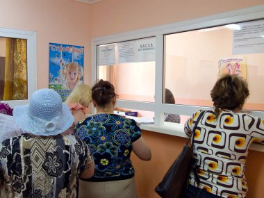 Yarcevo, Rusya - 11 Haziran 2012, kamu hizmetlerinin ödenmesi için yönetim şirketindeki insanların kuyruğu