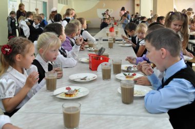 Murmansk, Rusya - 11 Eylül 2013, Çocuklar yemek odasında yemek yiyor