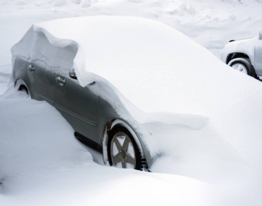 Kar da kar da taşınan bir araba