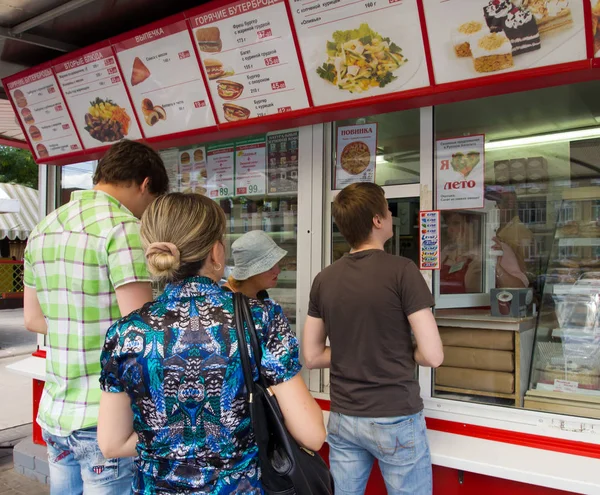 Voronej Rusya Haziran 2013 Üniversite Meydanında Fast Food Kiosk Kuyruk — Stok fotoğraf