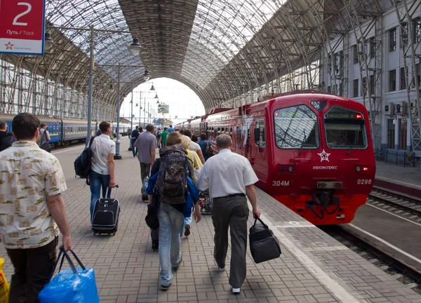 Москва Россия Июня 2013 Пассажиры Находятся Платформе Киевского Железнодорожного Вокзала — стоковое фото