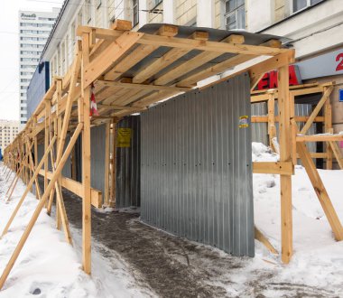 Murmansk, Rusya - 14 Mart 2017: İnşaat sırasında patikanın ahşap eskrimi