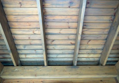 Tahta sandık, kirişe sıkışmış.