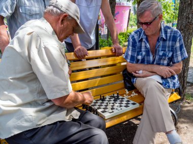 Voronej, Rusya - 12 Ağustos 2018: Yaşlı erkekler boş zamanlarını satranç oynayarak geçiriyor