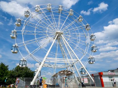 Voronej, Rusya - 12 Ağustos 2018: Arena Park, Voronej şehrinde dönme dolap cazibe görünümü