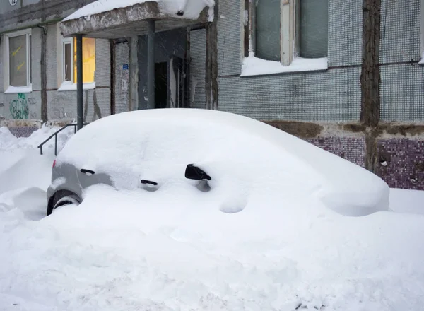 Car Snowdrift Entrance Residential Building — Stock Photo, Image